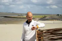 MARTIN MEIJER FINANCE EN CONTROL GRONINGEN, strand Delfzijl kijkend op horloge